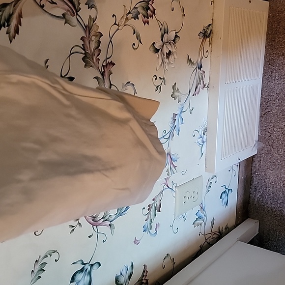 Old Navy Maternity Khaki Pixie Pants. Size 20 - Picture 3 of 6